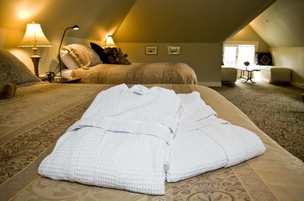 O Canada House Bed & Breakfast Ванкувер Экстерьер фото